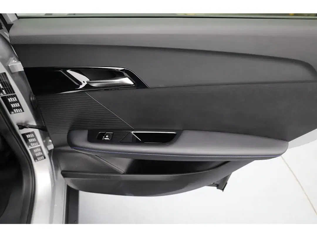 MG MG4 Luxury - Thumbnail 13