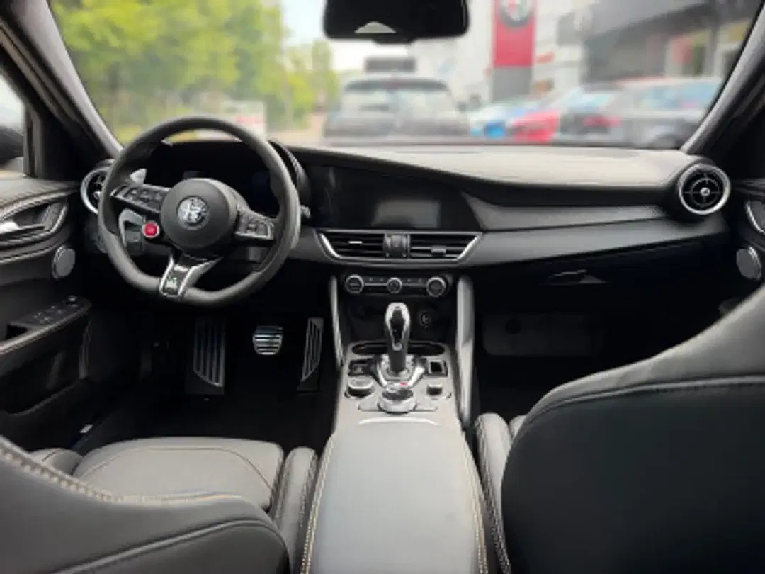 Alfa Romeo Giulia Quadrifoglio - Thumbnail 15