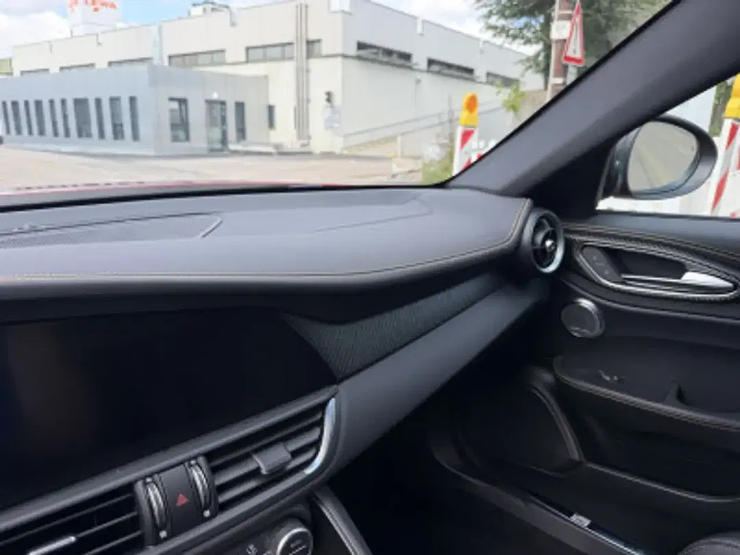 Alfa Romeo Giulia Quadrifoglio - Thumbnail 23