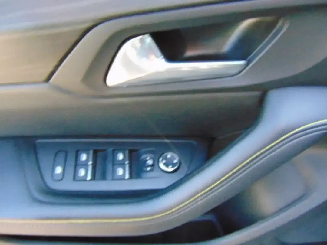 Peugeot 508 Hybrid4 SW - Thumbnail 12