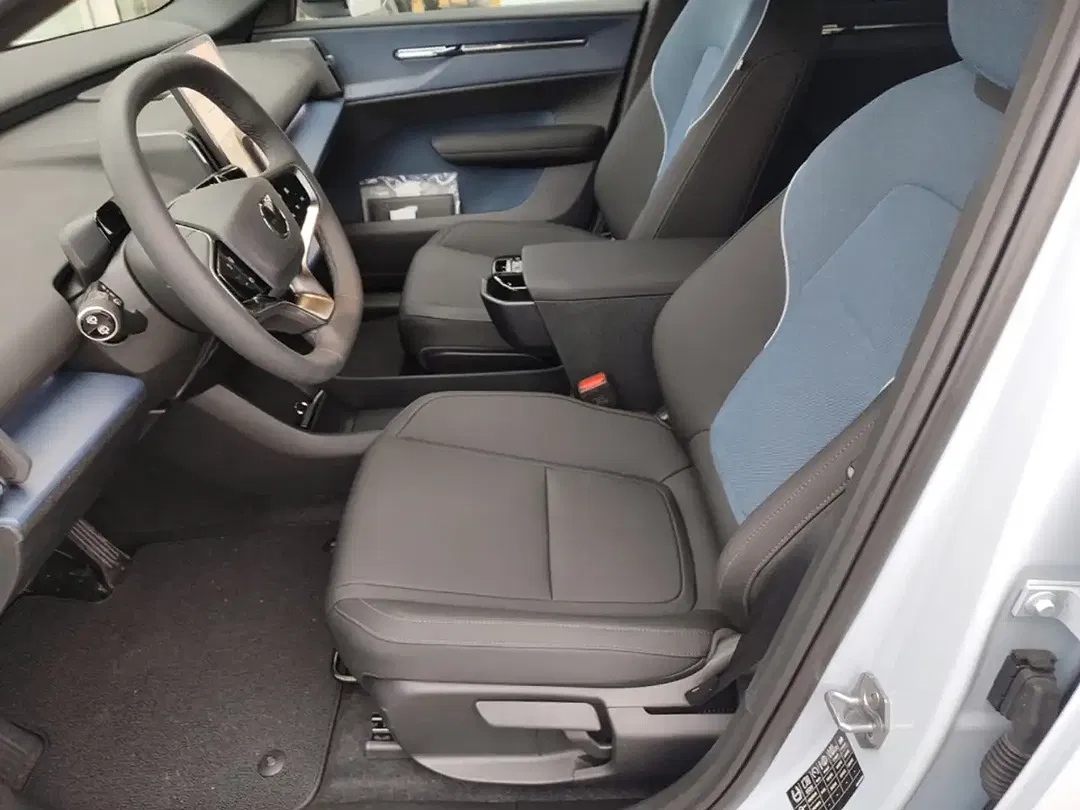 Volvo EX30 Plus - Thumbnail 8