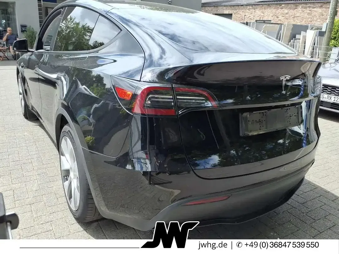Tesla Model Y - Thumbnail 3