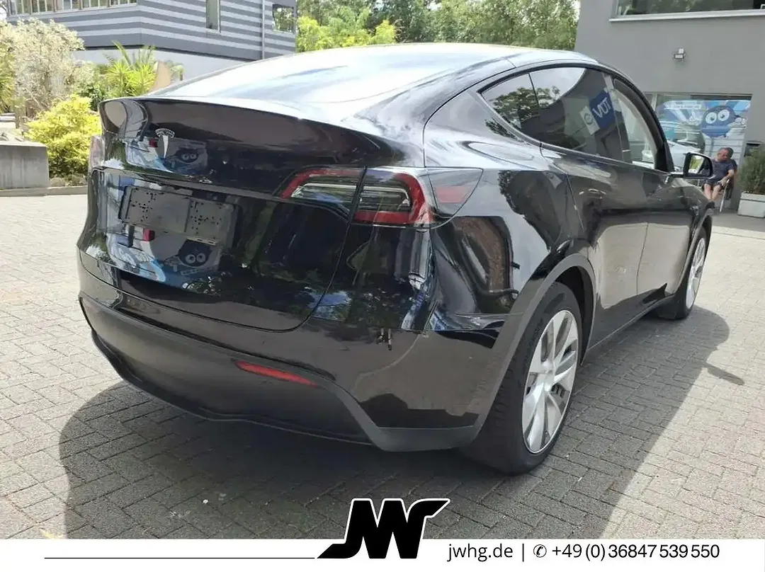 Tesla Model Y - Thumbnail 4