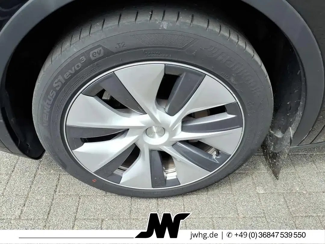 Tesla Model Y - Thumbnail 5