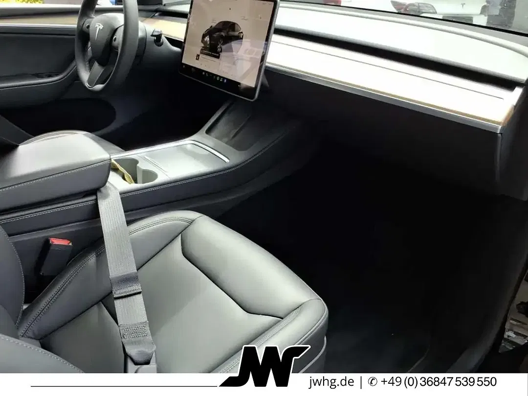 Tesla Model Y - Thumbnail 6
