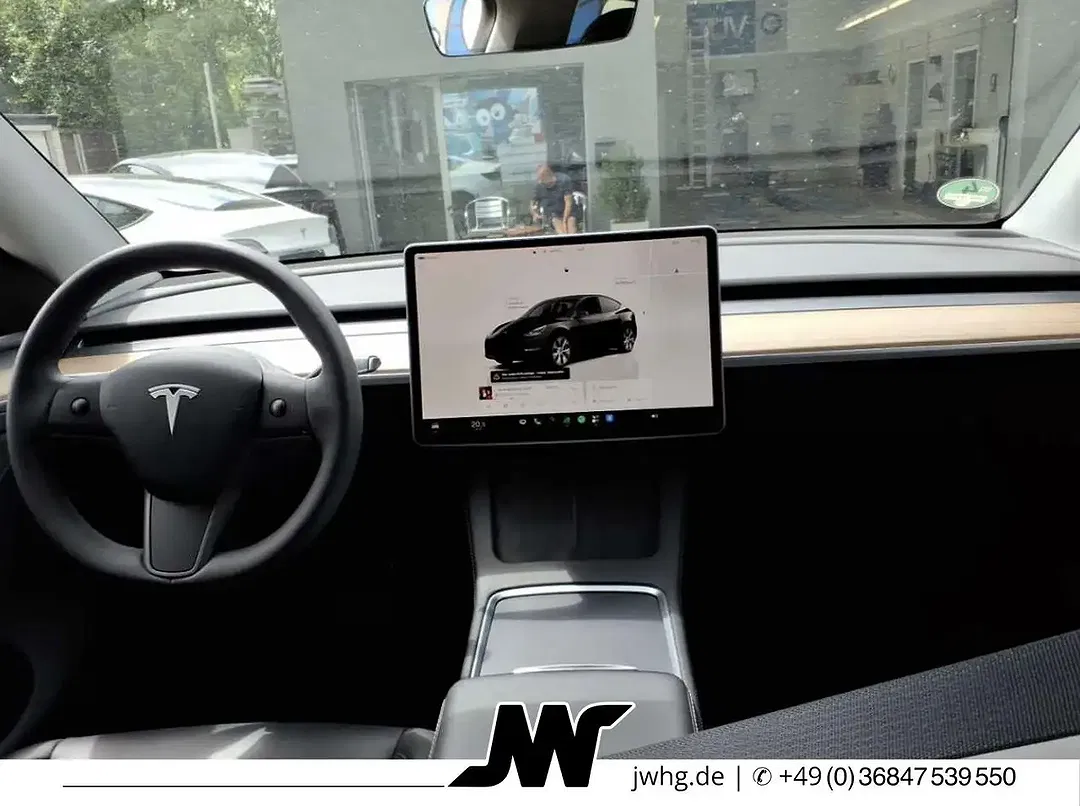 Tesla Model Y - Thumbnail 7