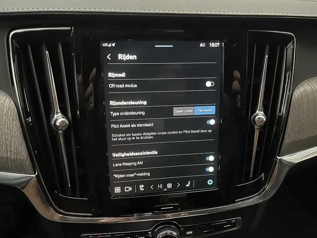 Volvo V90 Cross Country B5 AWD Plus - Thumbnail 13