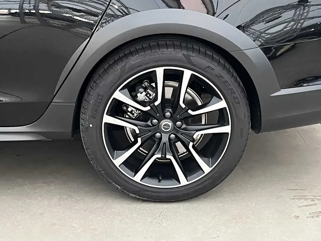 Volvo V90 Cross Country B5 AWD Plus - Thumbnail 4
