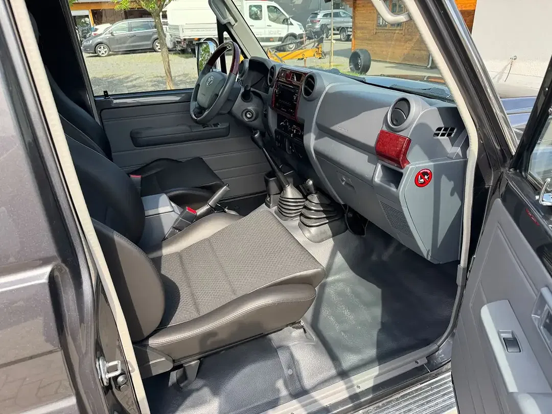 Toyota Land Cruiser - Thumbnail 6