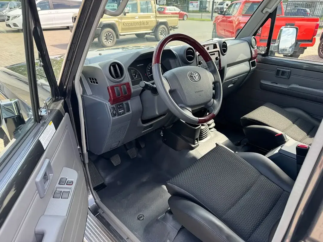 Toyota Land Cruiser - Thumbnail 3