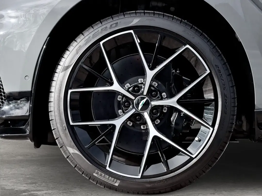 Aston Martin DBX 707 - Thumbnail 11