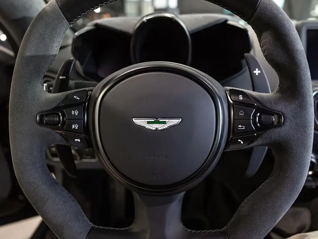 Aston Martin Vantage V8 Coupe - Thumbnail 12