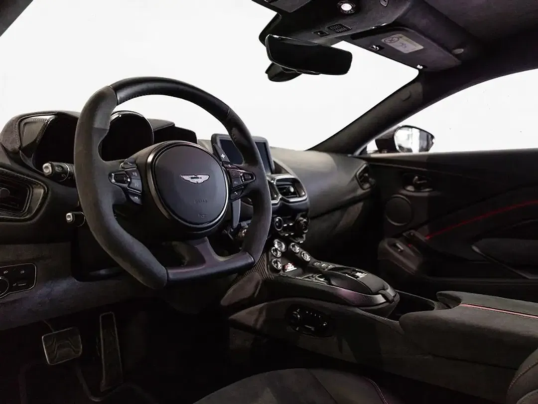 Aston Martin Vantage V8 Coupe - Thumbnail 4