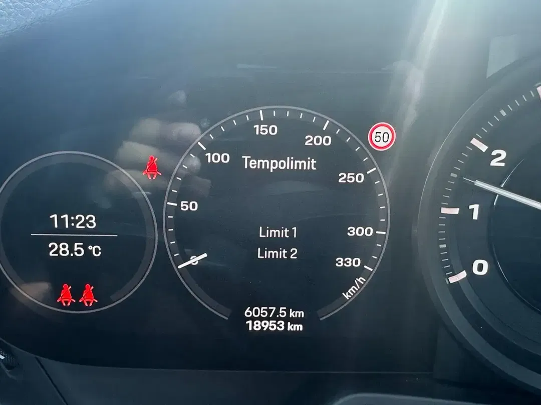 Porsche 992 Carrera 4 - Thumbnail 10