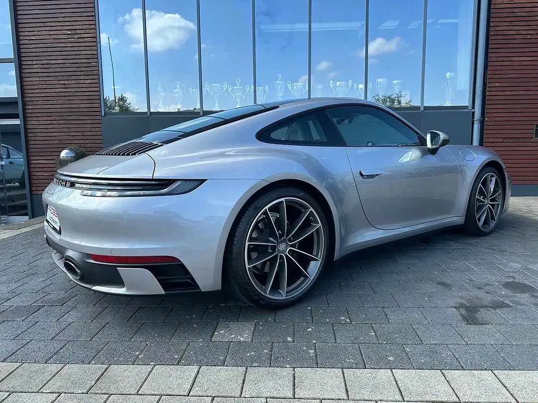 Porsche 992 Carrera 4 - Thumbnail 4