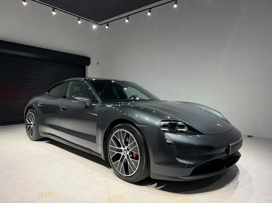 Porsche Taycan 4 - Thumbnail 10