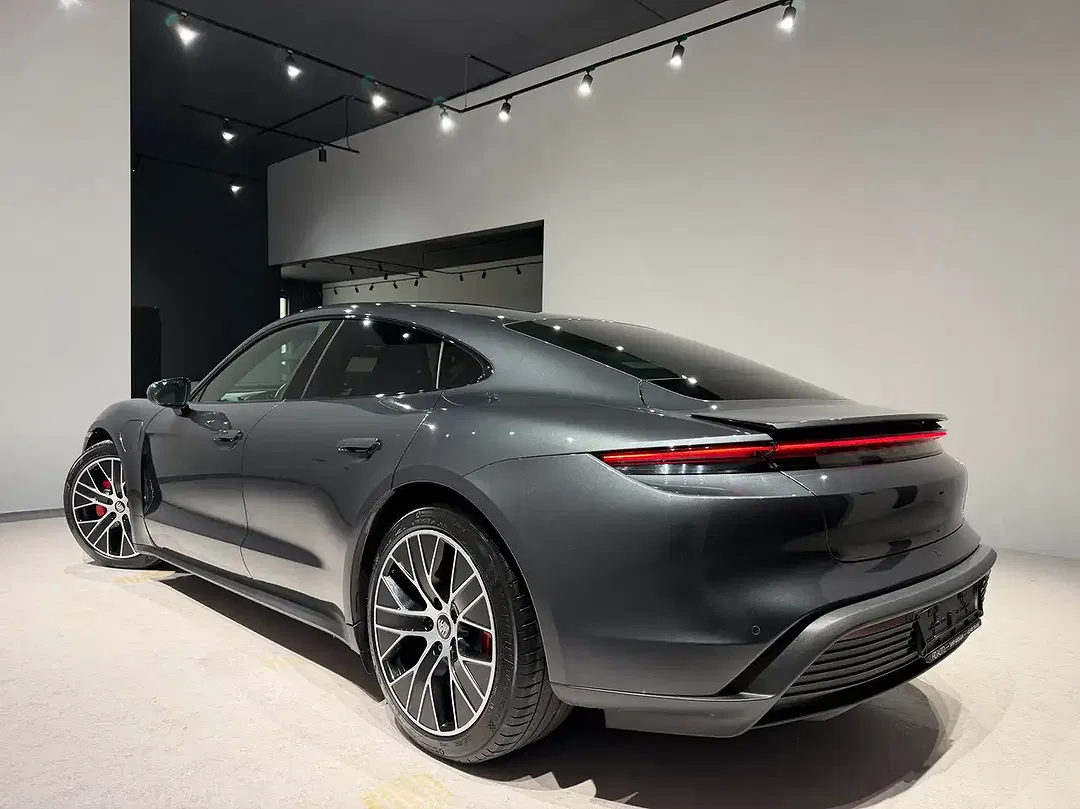 Porsche Taycan 4 - Thumbnail 13