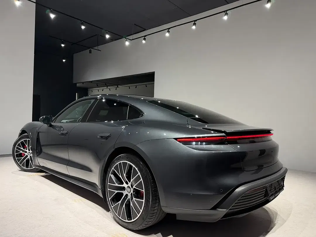 Porsche Taycan 4 - Thumbnail 14