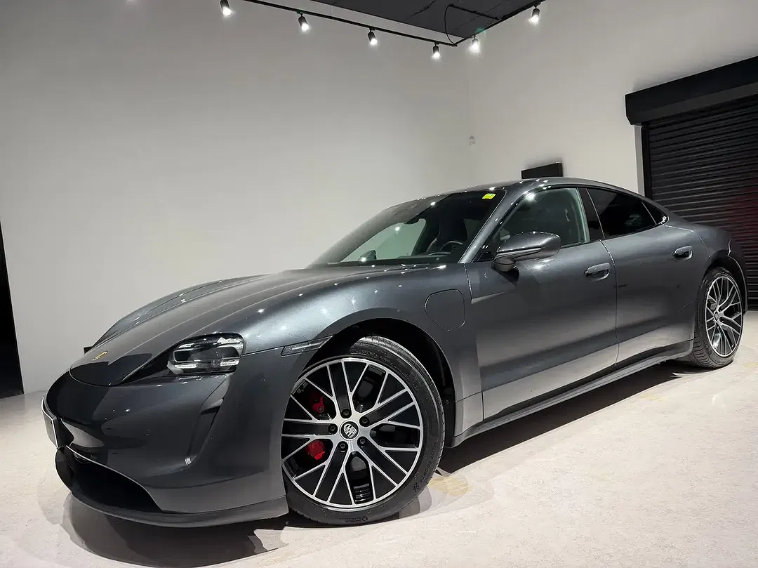 Porsche Taycan 4 - Thumbnail 3