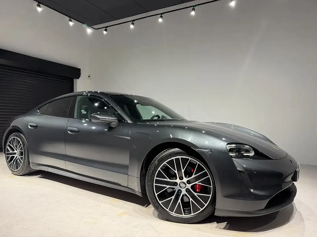 Porsche Taycan 4 - Thumbnail 6