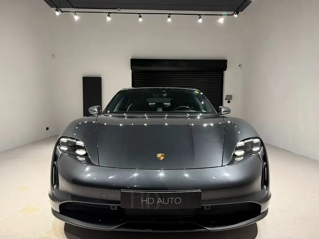 Porsche Taycan 4 - Thumbnail 9