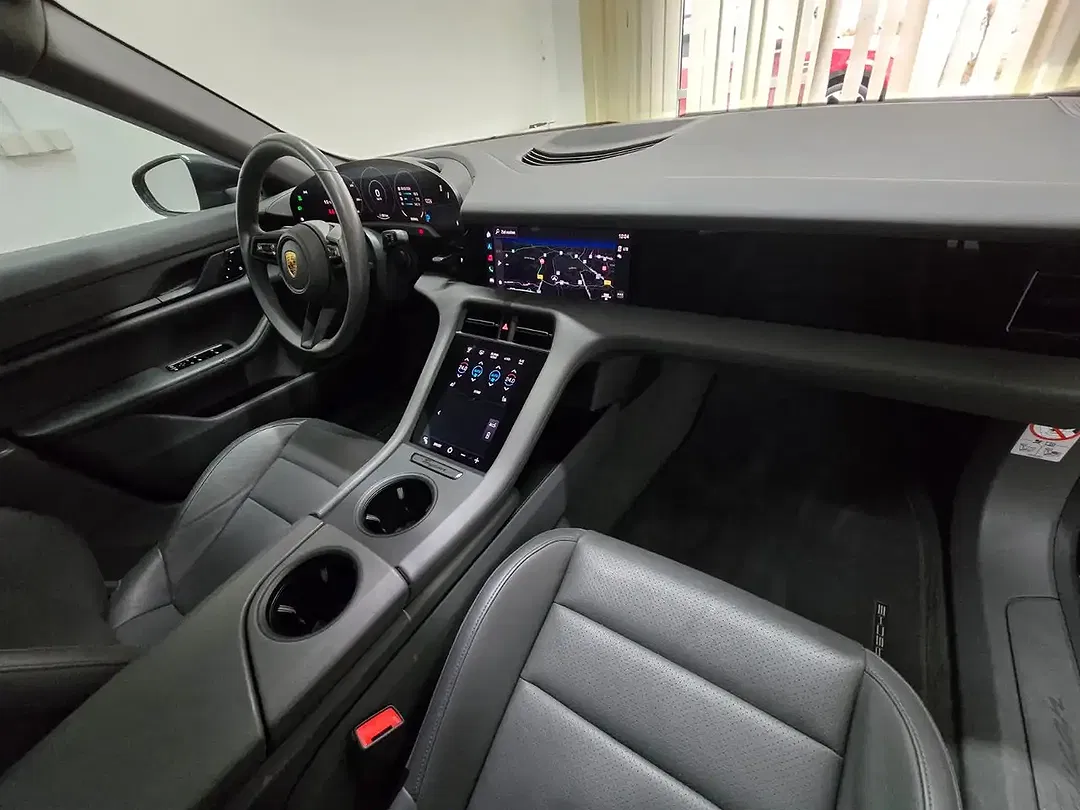 Porsche Taycan - Thumbnail 12