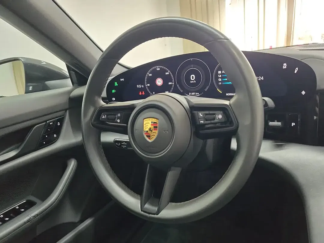 Porsche Taycan - Thumbnail 13