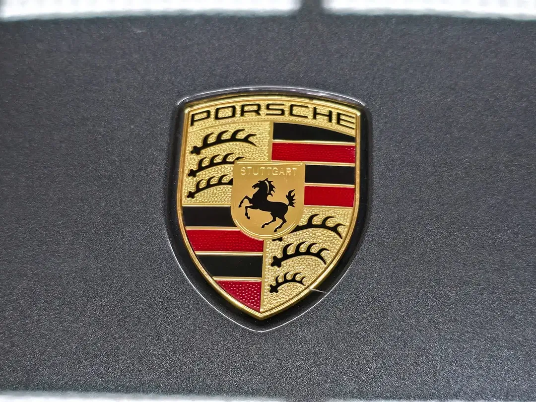 Porsche Taycan - Thumbnail 14