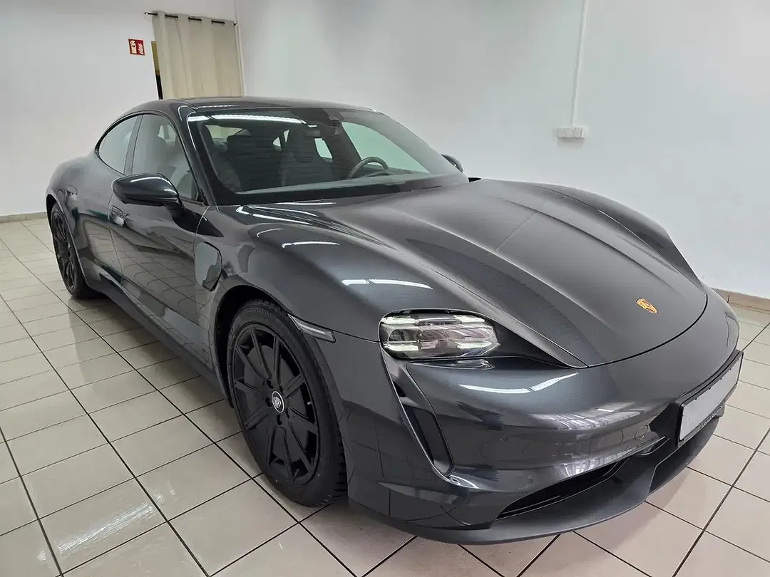 Porsche Taycan - Thumbnail 3