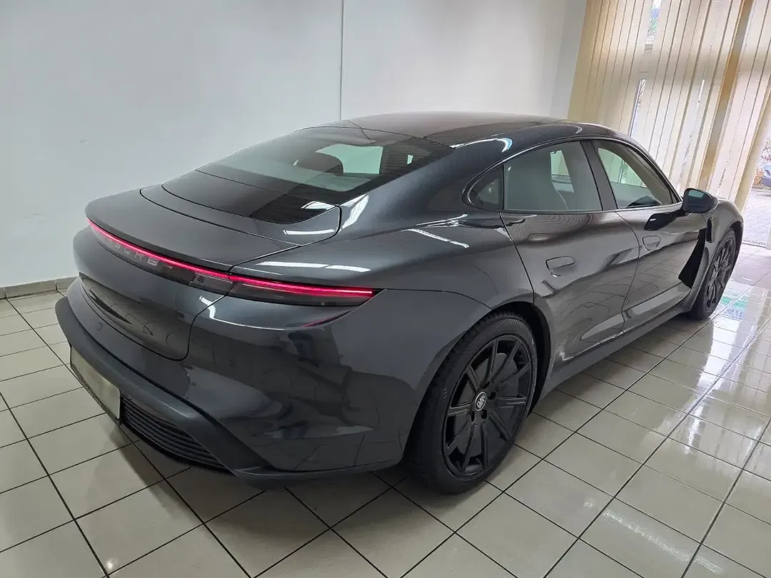 Porsche Taycan - Thumbnail 4