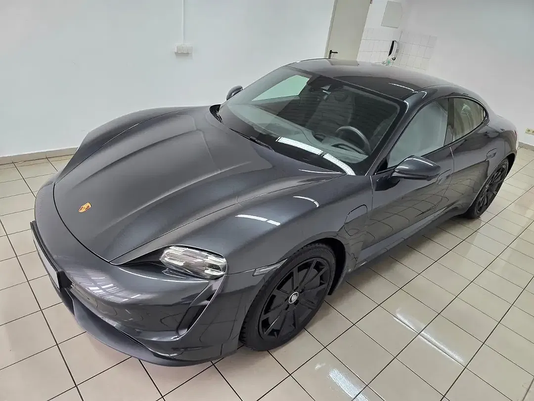 Porsche Taycan - Thumbnail 6