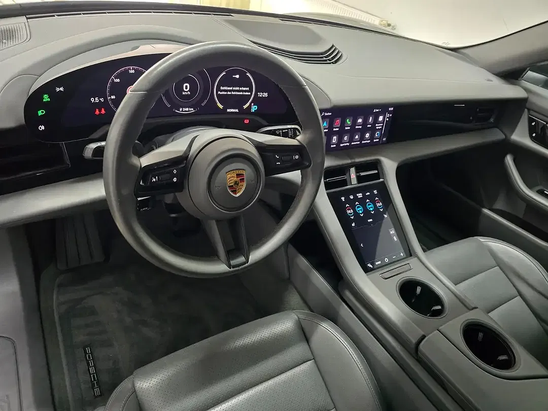 Porsche Taycan - Thumbnail 7