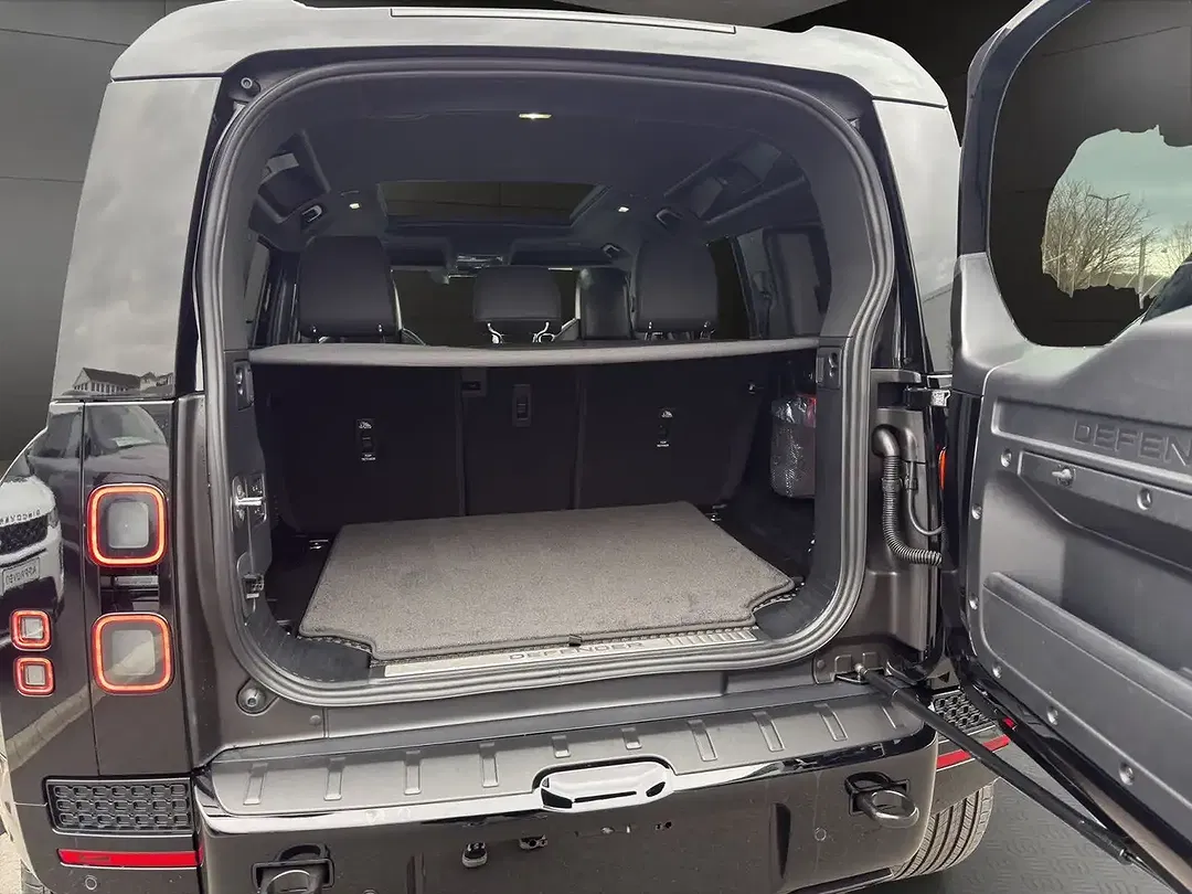 Land Rover Defender P635 OCTA Black Edition 110 - Thumbnail 11