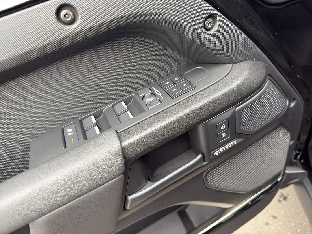 Land Rover Defender P635 OCTA Black Edition 110 - Thumbnail 12