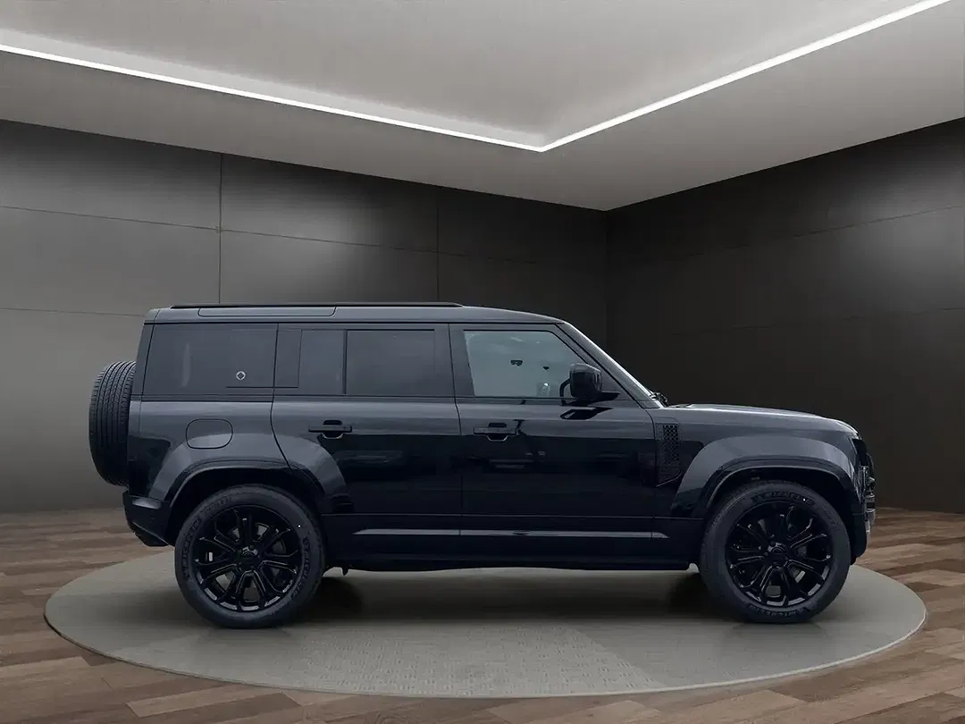 Land Rover Defender P635 OCTA Black Edition 110 - Thumbnail 3