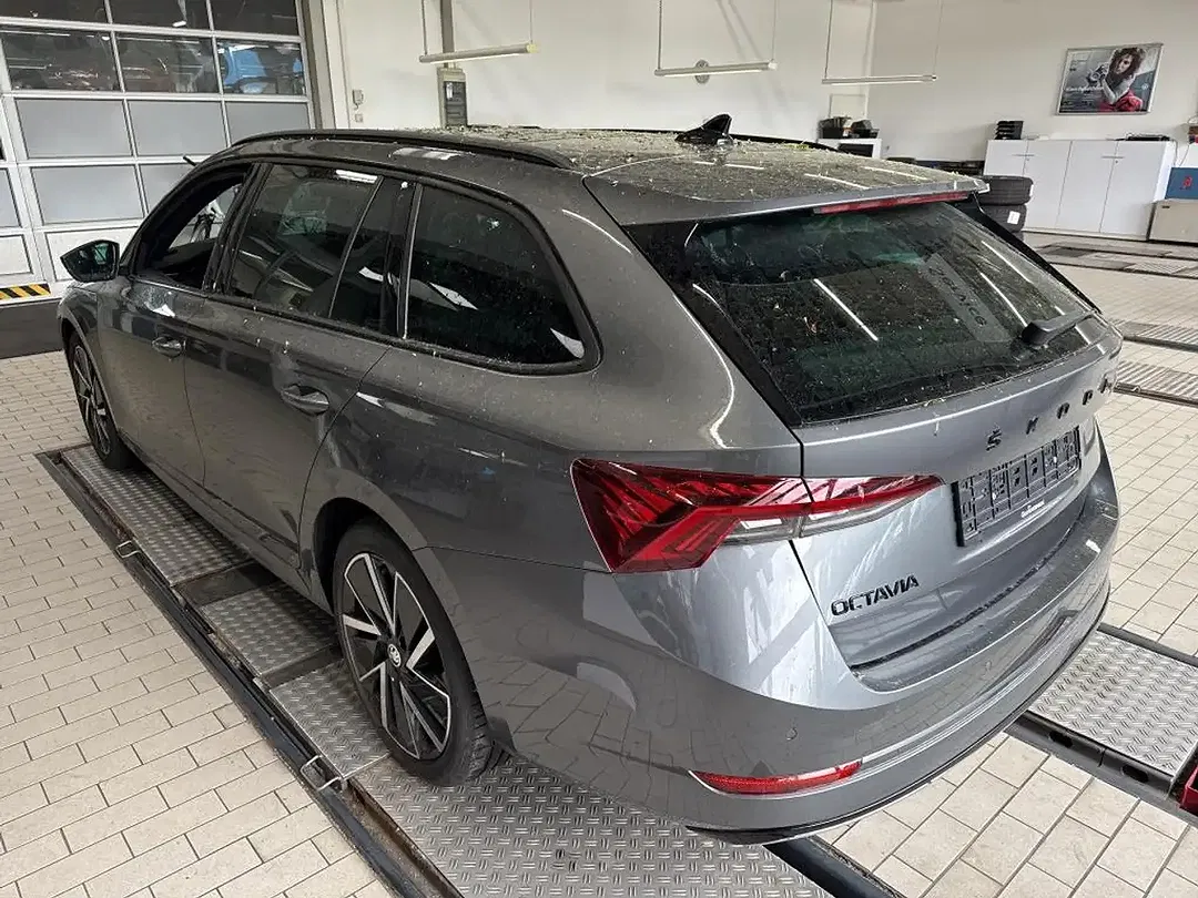 Skoda Octavia 2.0 TDI DSG Combi Sportline - Thumbnail 2