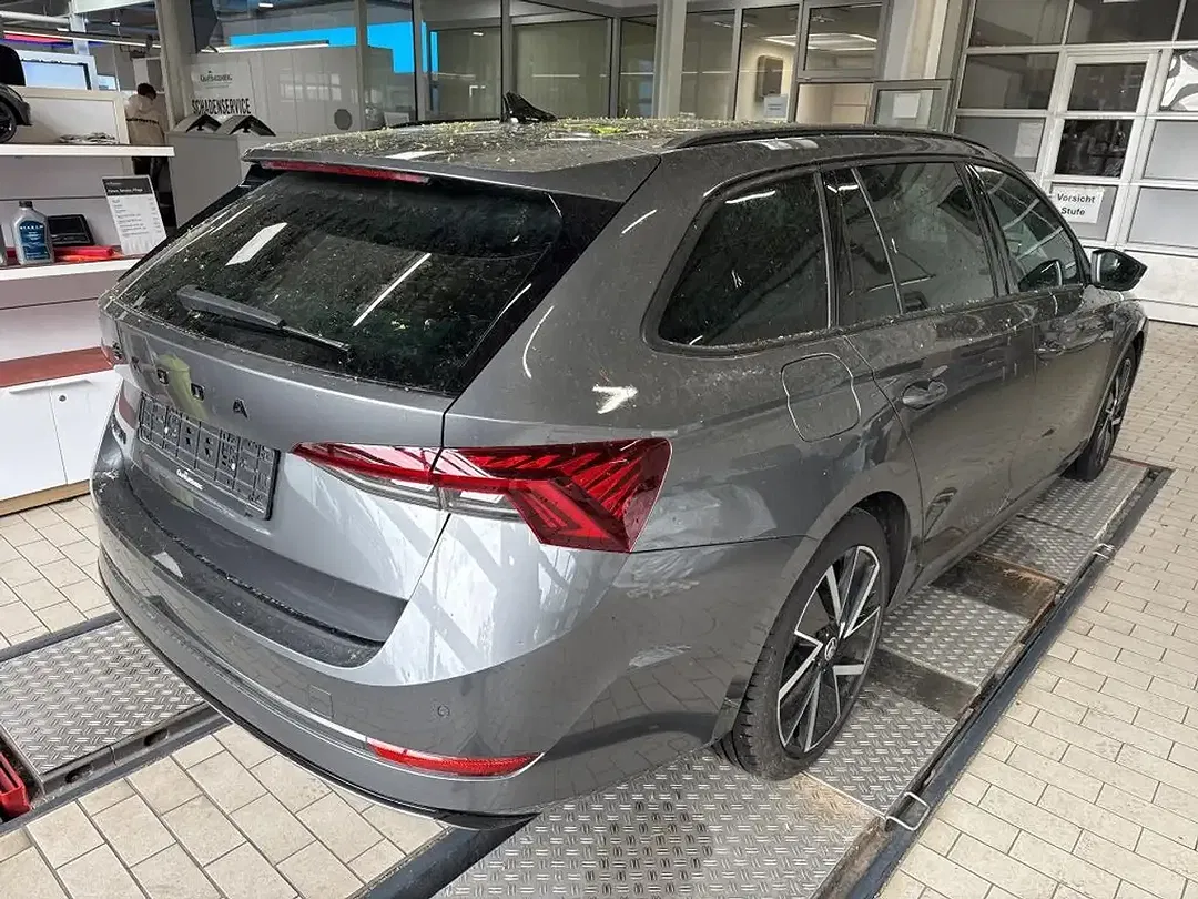 Skoda Octavia 2.0 TDI DSG Combi Sportline - Thumbnail 3