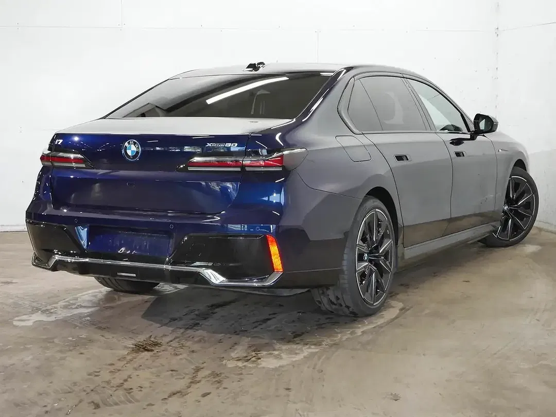 BMW i7 xDrive M Sport - Thumbnail 2
