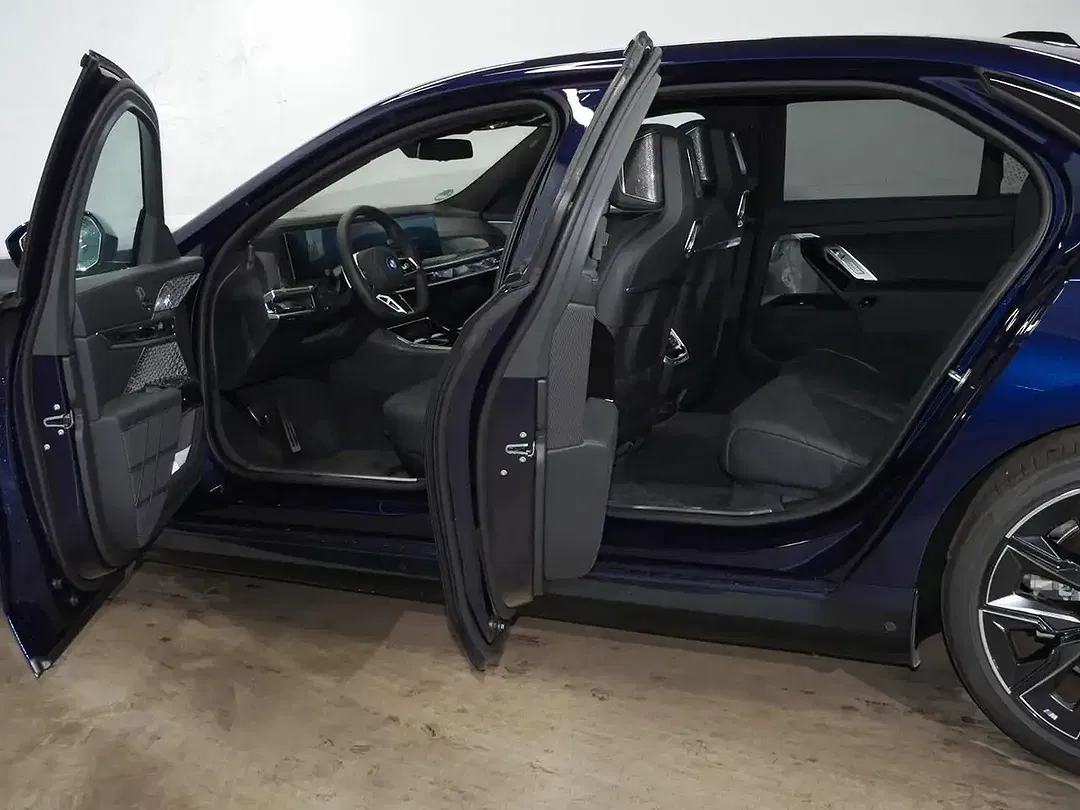 BMW i7 xDrive M Sport - Thumbnail 3