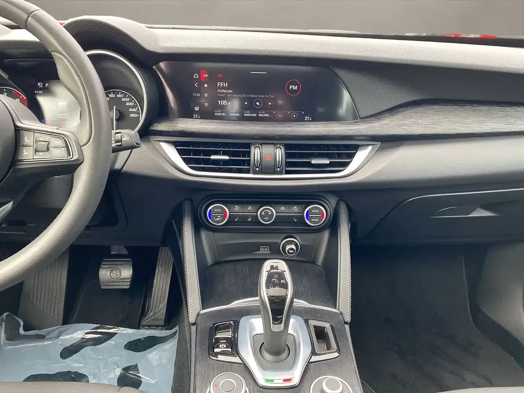 Alfa Romeo Stelvio Q4 Business - Thumbnail 14