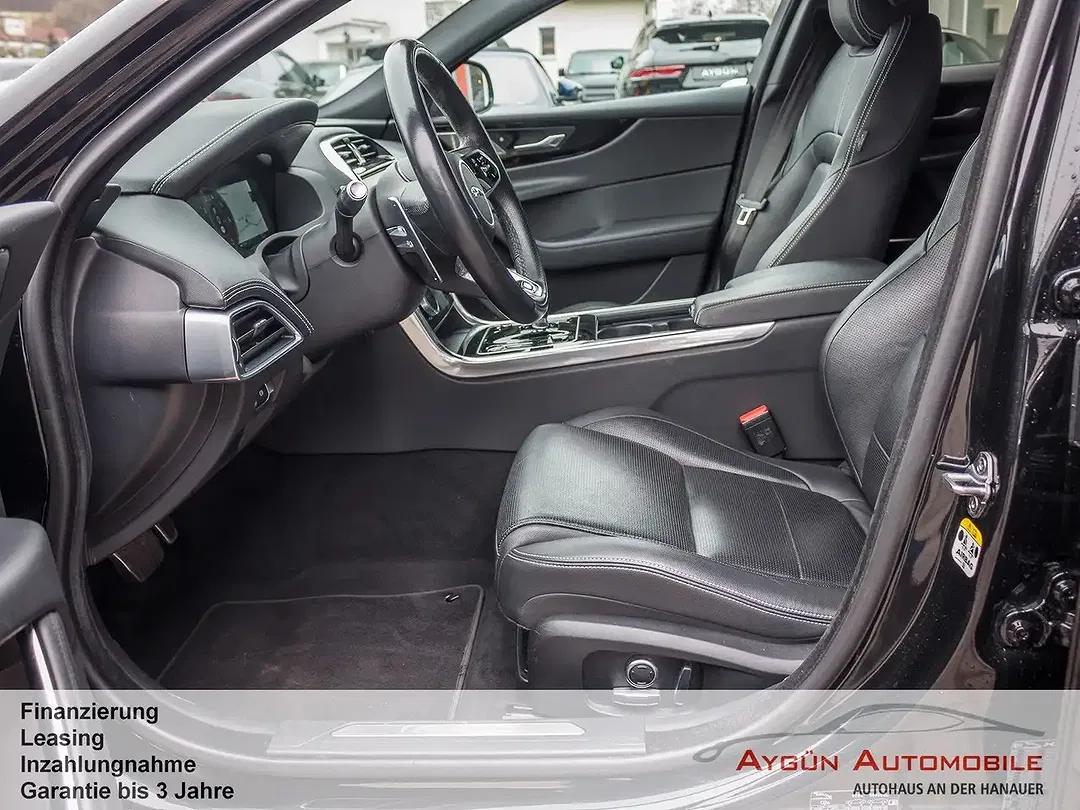 Jaguar XE P250 R-Dynamic Black - Thumbnail 11