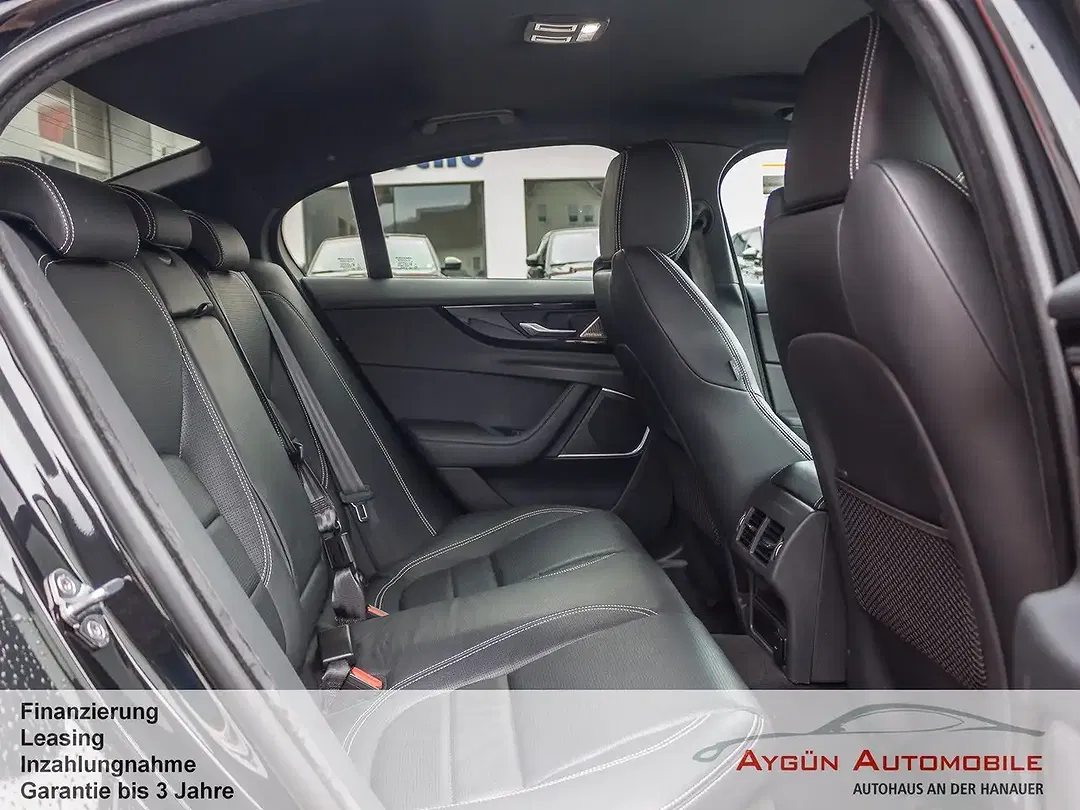 Jaguar XE P250 R-Dynamic Black - Thumbnail 13