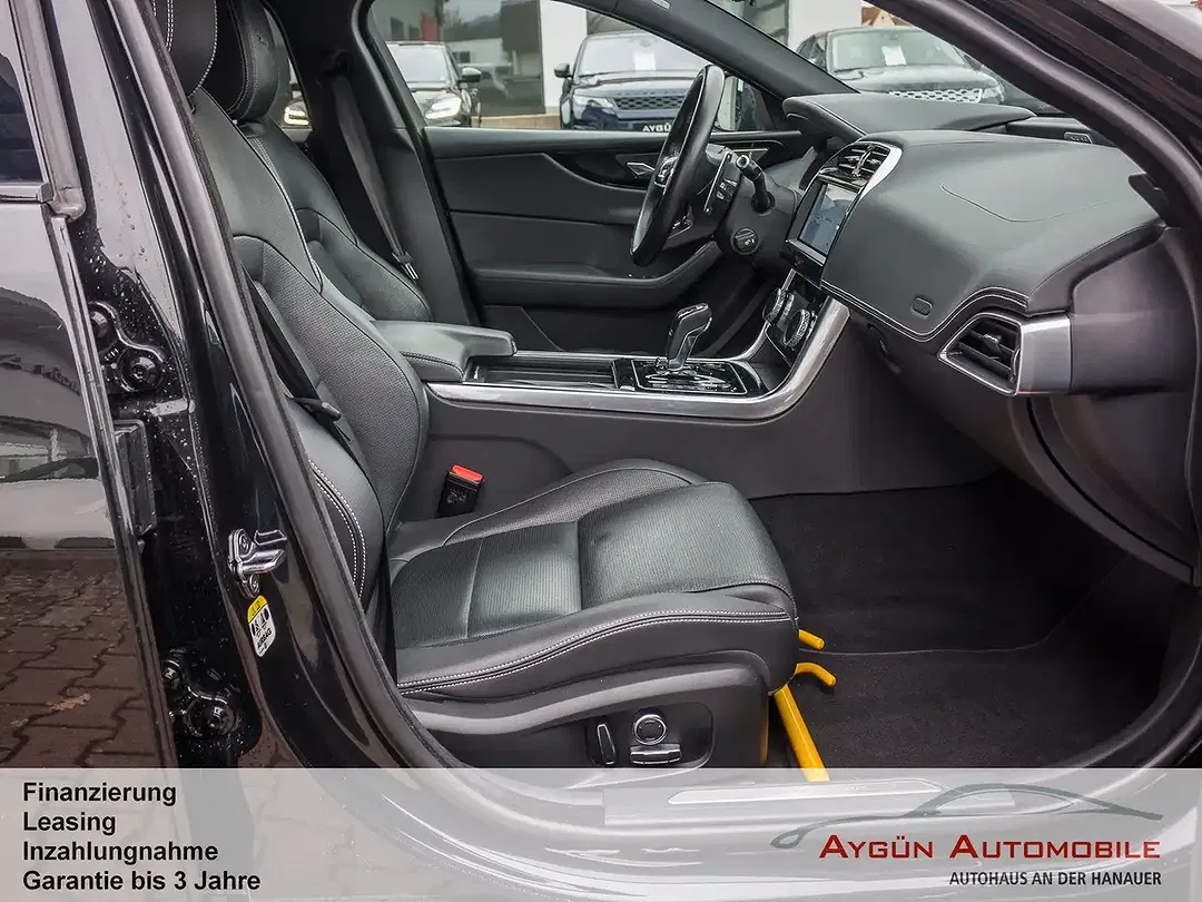 Jaguar XE P250 R-Dynamic Black - Thumbnail 9