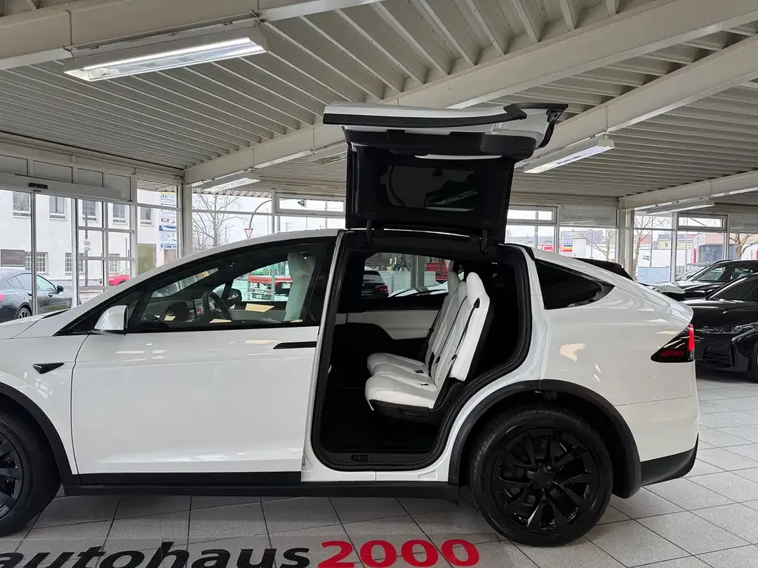 Tesla Model X - Thumbnail 6