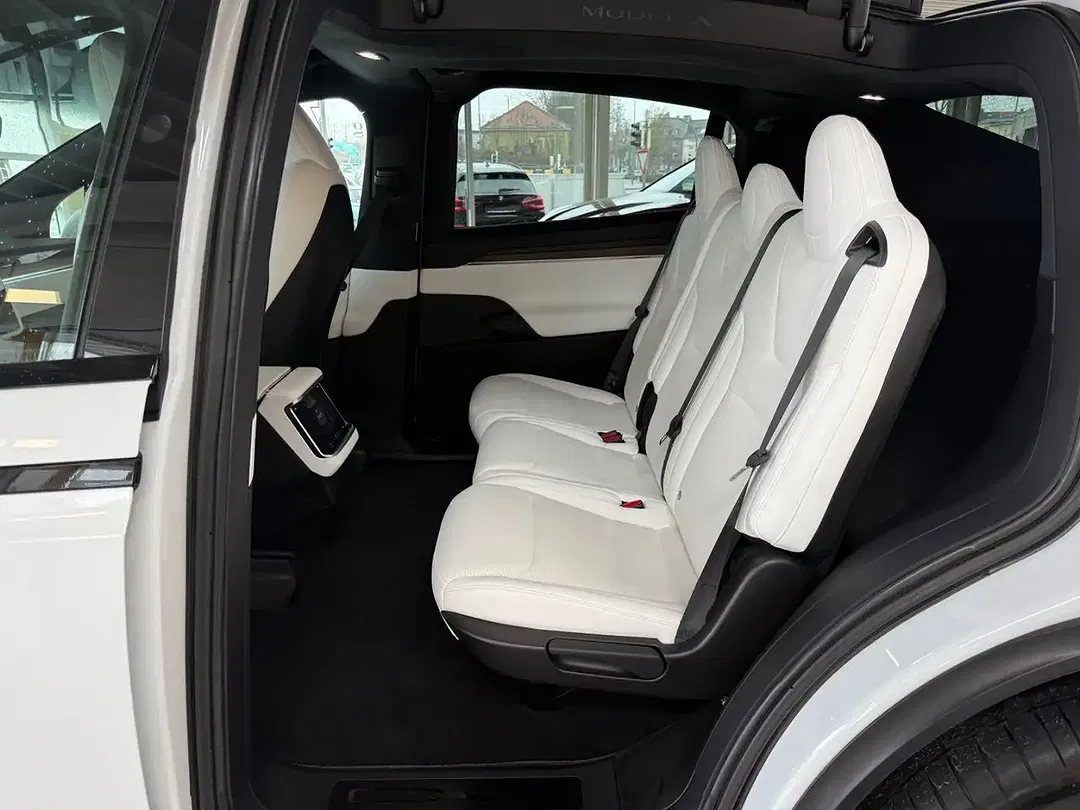 Tesla Model X - Thumbnail 9