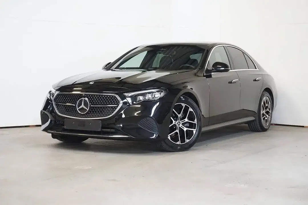Mercedes-Benz E 220 - Thumbnail 1
