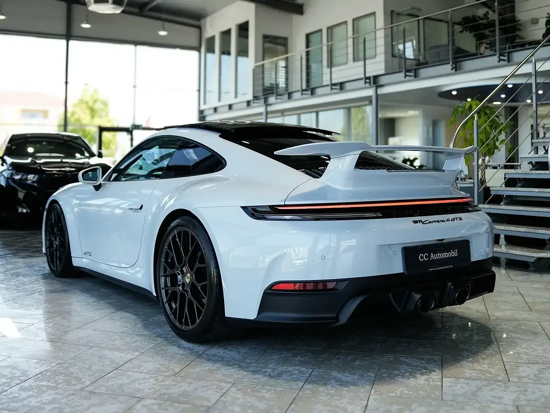 Porsche 911 Carrera 4 GTS - Thumbnail 10