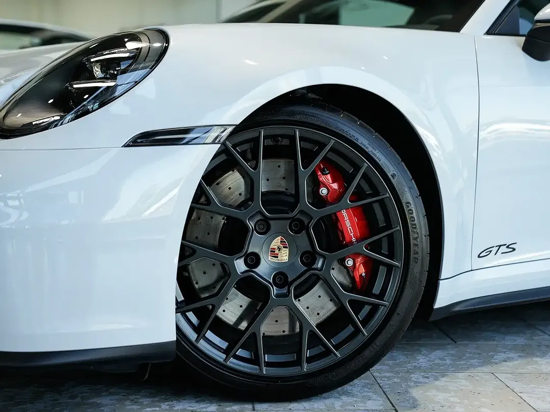 Porsche 911 Carrera 4 GTS - Thumbnail 5