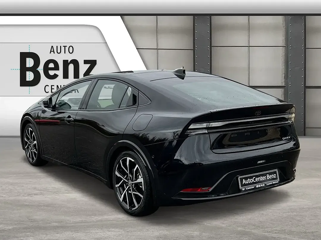 Toyota Prius PHEV - Thumbnail 3