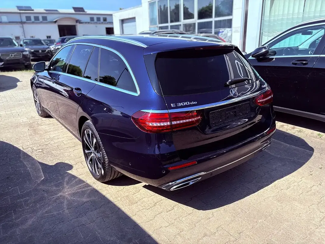 Mercedes-Benz E 300 4MATIC - foto 2